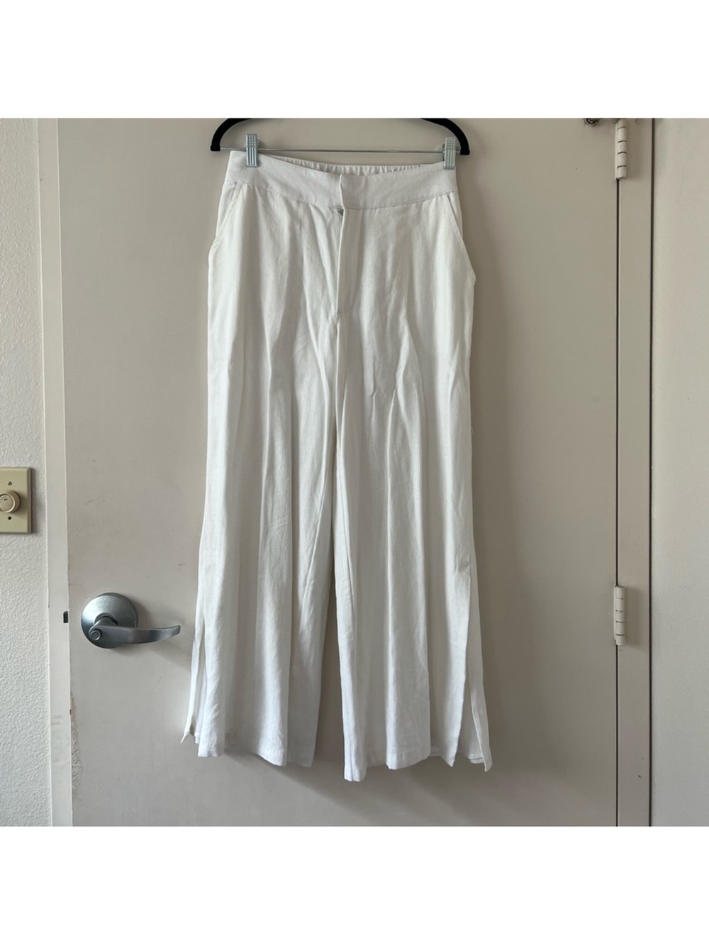 Abercrombie and Fitch Resort
Linen Blend Pants - Picture 2 of 3